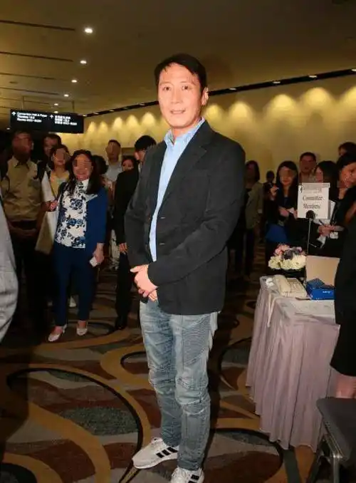 53岁黎明老得让人泛泪花,满脸老年斑变得局促不自信,身材发福"胖若