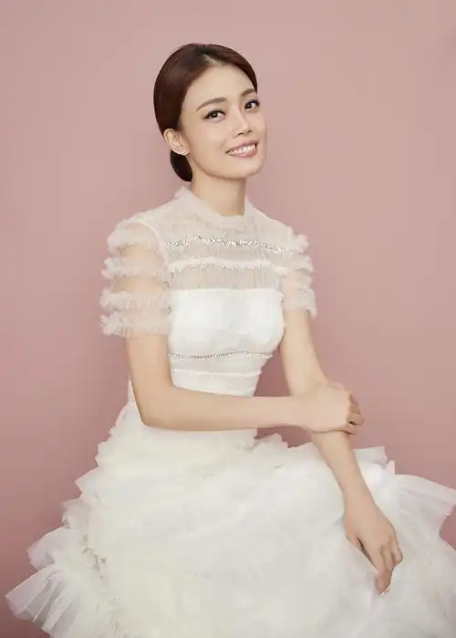 容祖儿出席电影之歌音乐会温情演唱追寻致敬经典