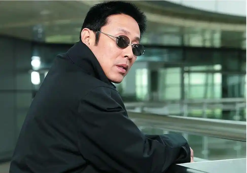 陈道明与妻子恩爱40年,妻子曾是央视主播,女儿嫁给肖战的经纪人