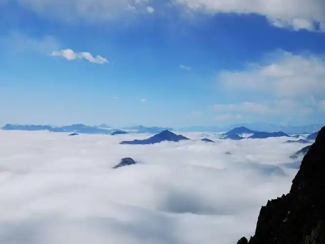 其它 登顶喇叭河 尽享云海雪山的童话仙境,五彩斑斓鹿池 蔚蓝的天空下