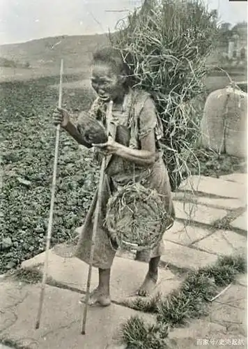 晚清的乞丐,她的衣服破烂不堪,四处流浪,随身物品就是一身破衣和身上