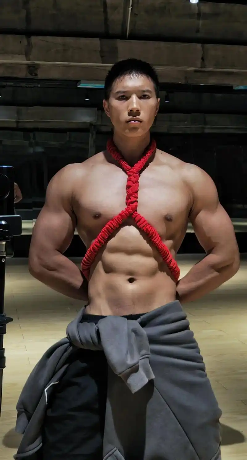 听说最近流行这个"封神绑"… #男友力  #撩起衣服就是腹肌 - 抖音