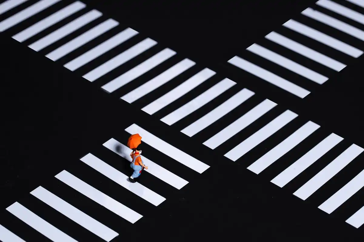 人生十字路口,不断徘徊,不断在选择 有人离开,也有人等候,在我们人生