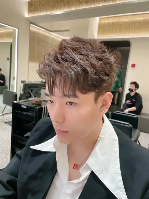 波浪卷发型图中长发男