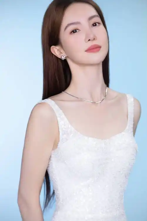 搜狐娱乐讯 1月10日,金晨工作室发布了一组照片.