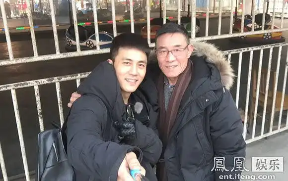 《旋风孝子》杜淳父子童心不改 坐碰碰车玩自拍