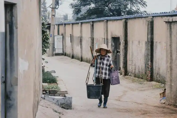 挑扁担的人乡村生活老年人劳动