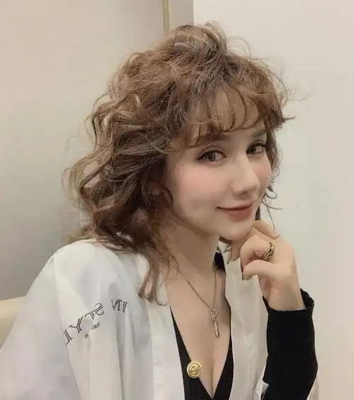 满头卷烫发图片烫满头的发型显发量不老气