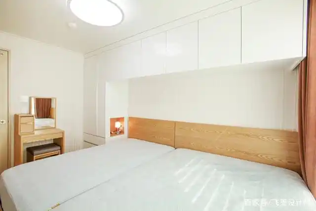 卧室才不装电视,床头吊柜藏个投影仪,躺在床上看电影,太享受了