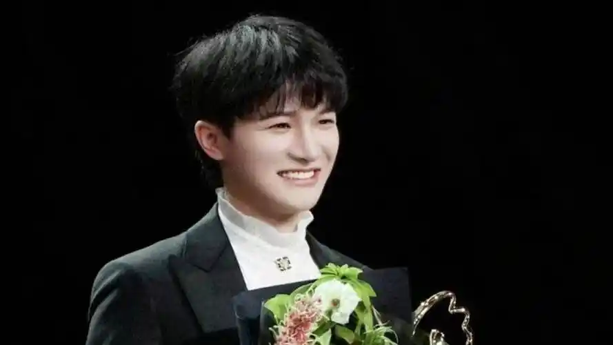 周深出道这九年,一步步走上事业之巅,感恩在心间,故事说不完_励志