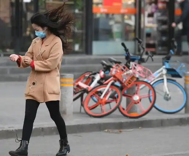 大风吹,行人退避