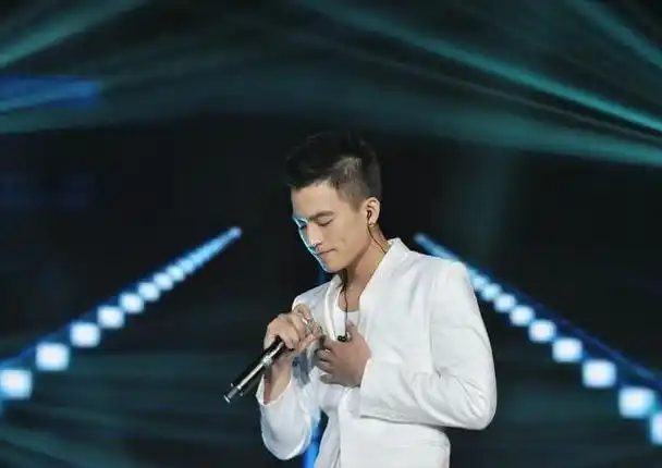 2015年,电影《左耳》横空出世,捧红了欧豪,也成就了马思纯.