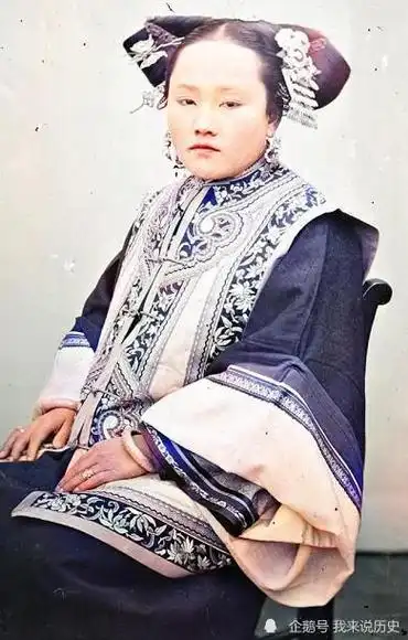 清朝女子的彩色老照片图5是穿戴华丽的富婆2