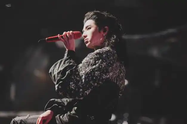 华晨宇近照曝光消瘦身材神似邓紫棋网友表示越发展现阴柔风格