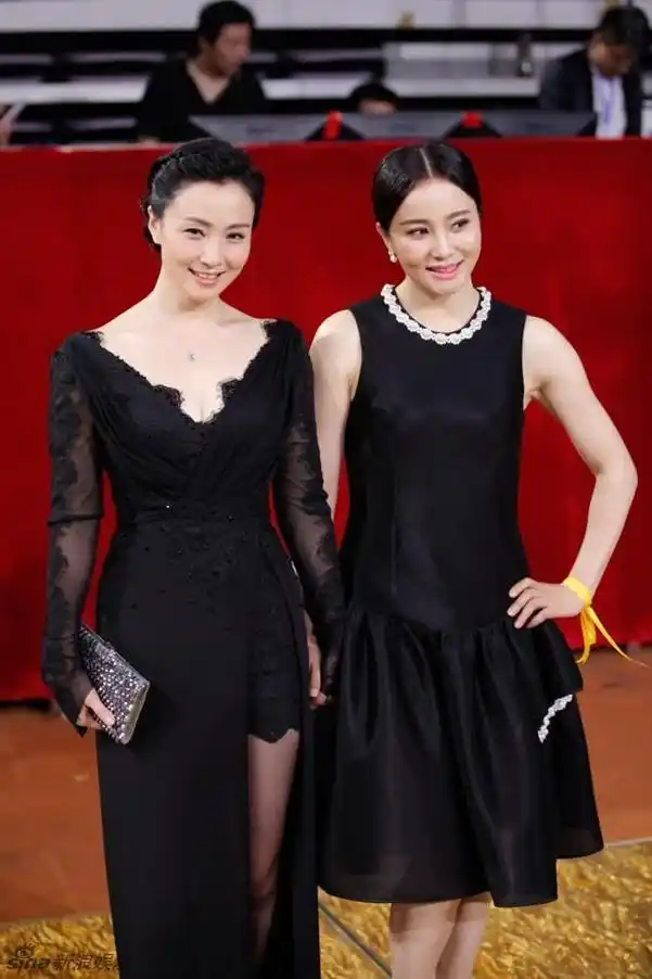 当大陶红遇到小陶虹一个穿蕾丝裙显丰腴美一个穿红裙优雅大方