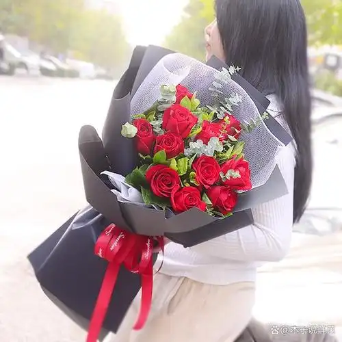 在鲜花生活中,11朵玫瑰花是最为热门的花束之一,在选择11朵玫瑰花的