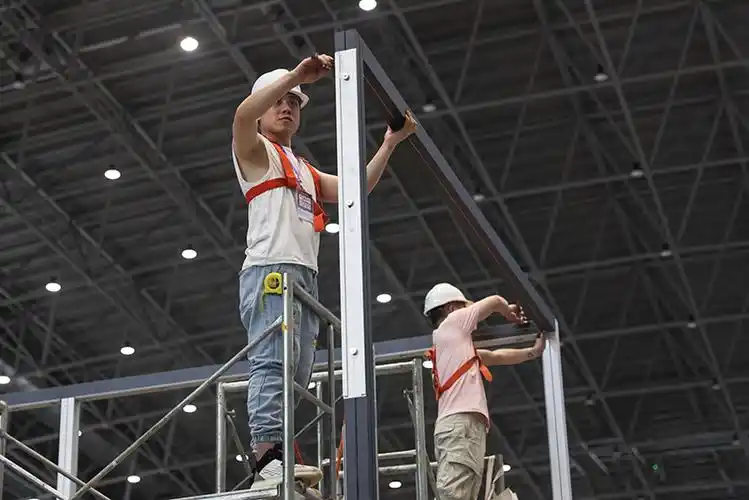 4月27日,工人在位于海口的海南国际会展中心为消博会搭建布展.