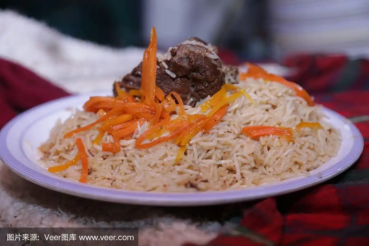 阿富汗传统米饭与胡萝卜片和肉盘-近距离观看-食物摄影
