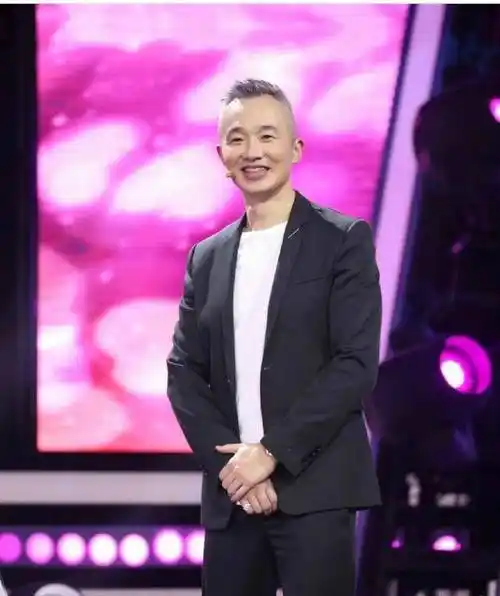 原创52岁主持人程雷罕见露面和女粉丝合影显帅气曾被传因肝病去世