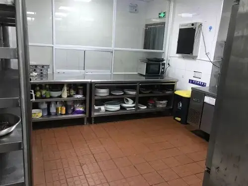 整齐工具摆放整齐视频阳光厨房,后厨操作一目了然值