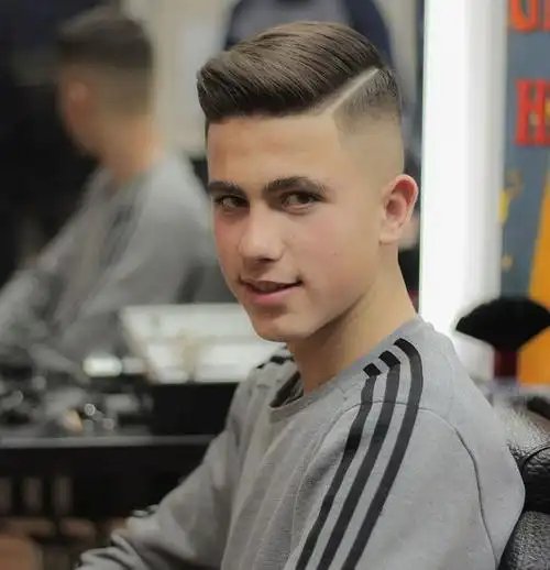 大哥眼神好凶狠是发型带给你的自信吗2019流行男士发型指南