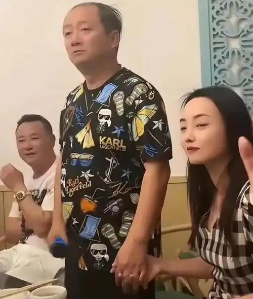 被前妻骂负心汉占百亩地盖豪宅唐鉴军的老实人设终于崩了