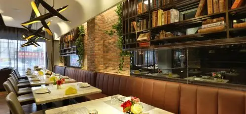 时尚简约工业风茶餐厅装修过道设计