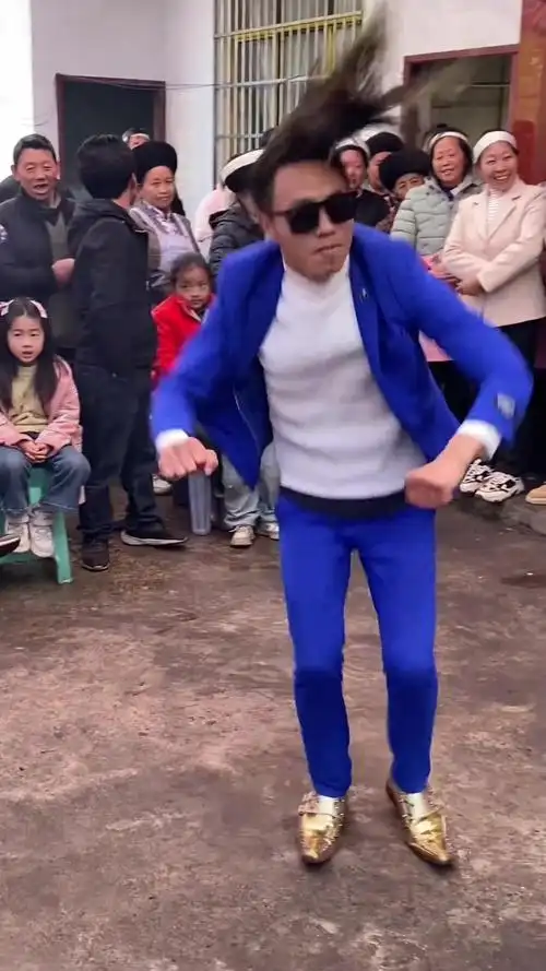 云南摩托摇上分了云南第一甩头哥比佤族长老还要牛一边摇一边甩云南第