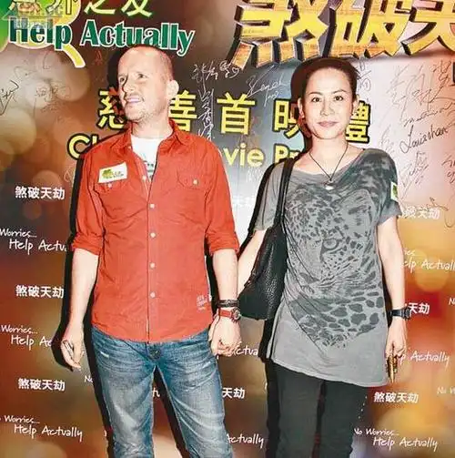 宣萱携外籍男友现身 笑称自己不够资格争视后