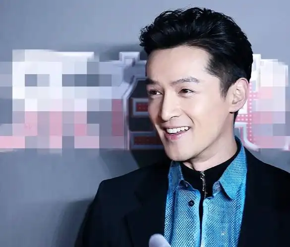 当然,胡歌也有暖的时候,有人说他笑容能够暖化寒冬,看完照片也确实