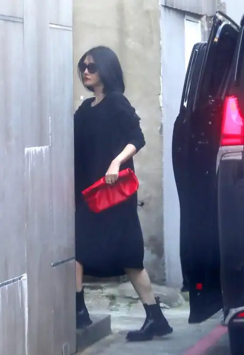 大s久违现身,穿大码长裙仍难挡纤细身材,抹口红戴黑超气场全开