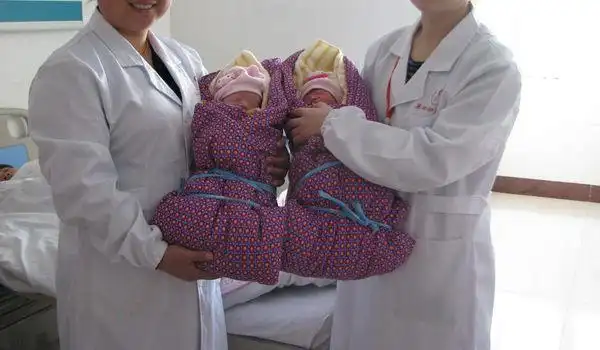 孕妈产下双胞胎,婆婆破口大骂老公沉默,医生怒了