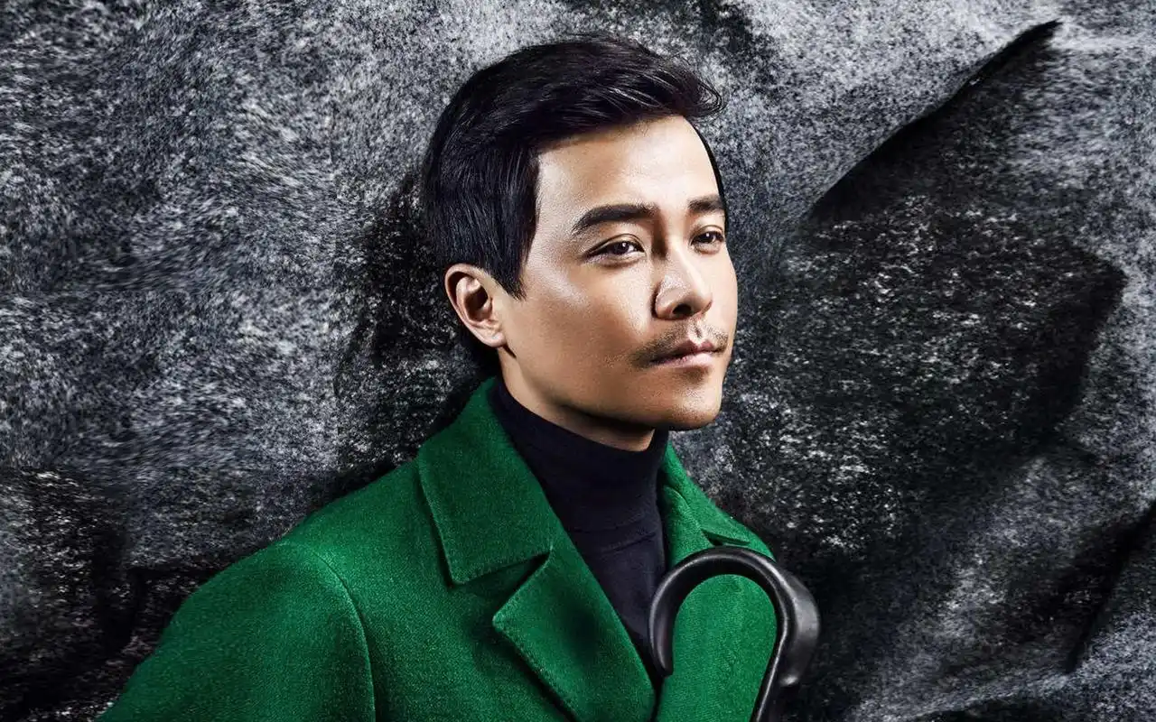 确实,他在演艺方面的才华比较出众,也有几部拿得出手的作品,无论是在