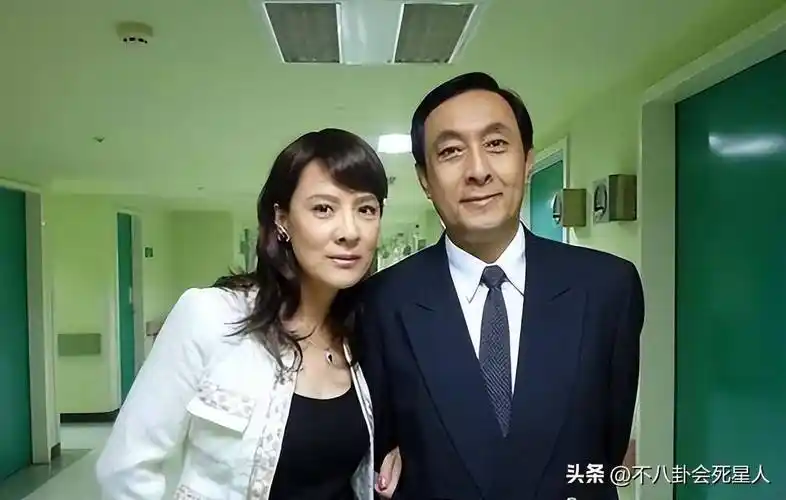 去世明星遗孀现状:李咏妻子定居美国,吴孟达妻子养8旬婆婆_谢园