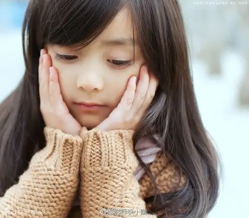 近日,一位5岁小萝莉走红微博,稚嫩的脸庞,清澈的大眼睛,灿烂暖人的