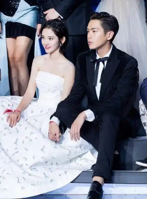 张若昀唐艺昕在爱尔兰神秘城堡举行婚礼,结婚登记费只需6块钱_李沁