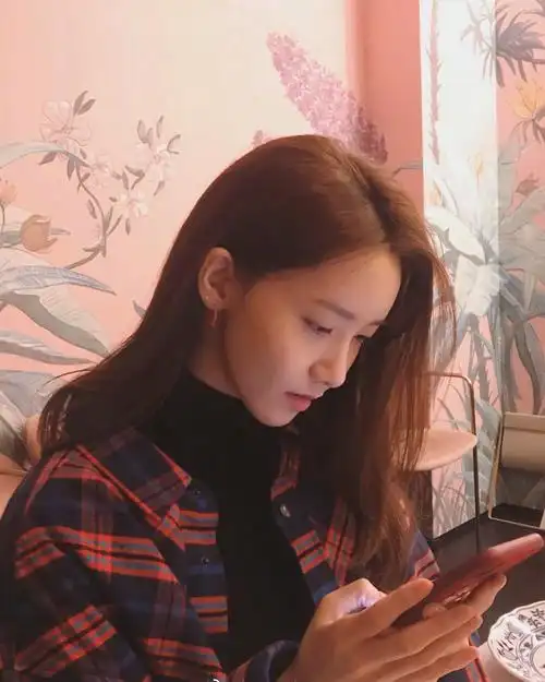 都很美,所以她们的自拍有时候甚至还不如抓拍好看,就像照片中的林允儿