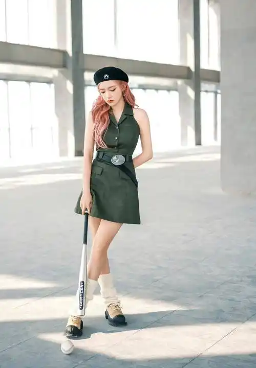 程潇了不起的舞社新造型,军绿色工装裙配堆堆袜,戴贝雷帽好时髦