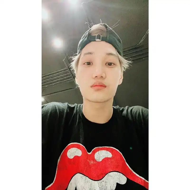 kai上传久违的自拍照,展示清爽帅气的素颜模样_金钟仁