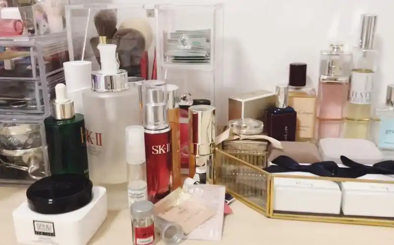 我的梳妆台上有什么. 中 /正在用的护肤品sk2 神仙水,hr绿宝瓶.