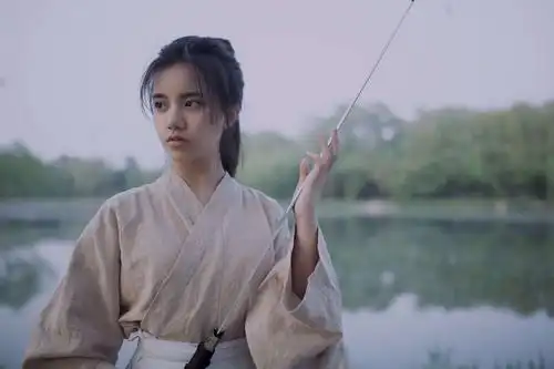 刘宸希曝光古风写真干净飒爽显英气