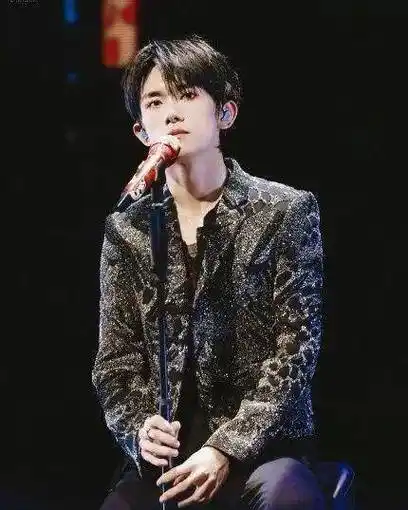 千玺,李兰迪期末合照曝出,没想到千玺你还是这样的小老板?