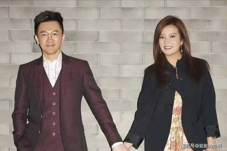 消失多年后,赵薇罕见跟网友互动,49岁的她后悔了吗?