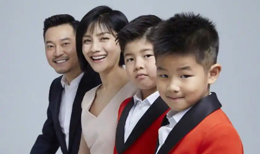 沙溢全家打卡环球影城胡可无美颜自信怼脸拍安吉小鱼