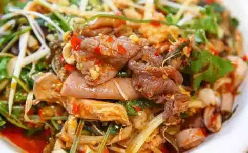 "牛杂火锅咱们这里牛杂火锅,共有四种锅底分别是清汤锅底,酸辣锅底