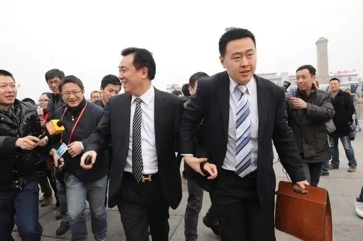 我们都知道许家印是爱马仕皮带的忠实粉丝,最风光的时候走到哪都戴着