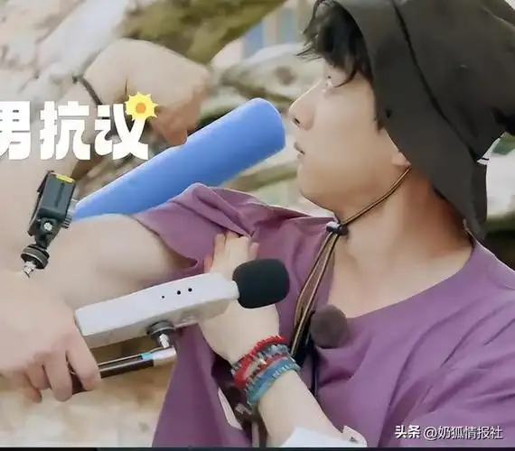 在综艺《现在就出发》中,白敬亭展示出自己的肱二头肌向身后的沈腾"