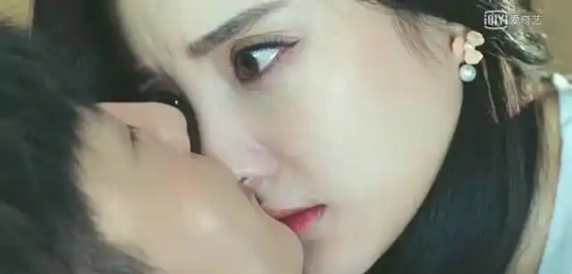 李小璐薛之谦热吻照片流出才知道贾乃亮隔壁住着不是老王是老薛