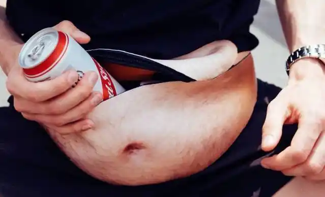 胖子其实是没有任何错误的,但是大街上把大肚子露出来,总还是不雅观的