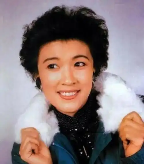 宋春丽:为拍戏放弃生子,61岁才当妈妈,如今她还好吗?